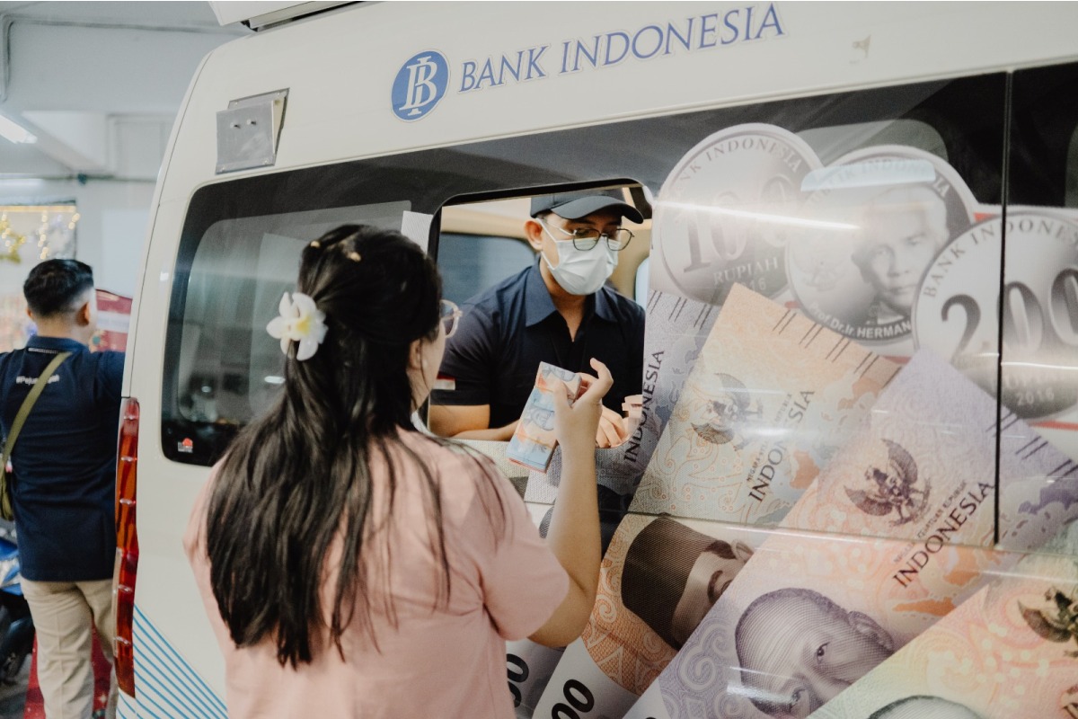 Aktivitas penukaran uang jelang Nataru yang dibuka oleh Bank Indonesia.