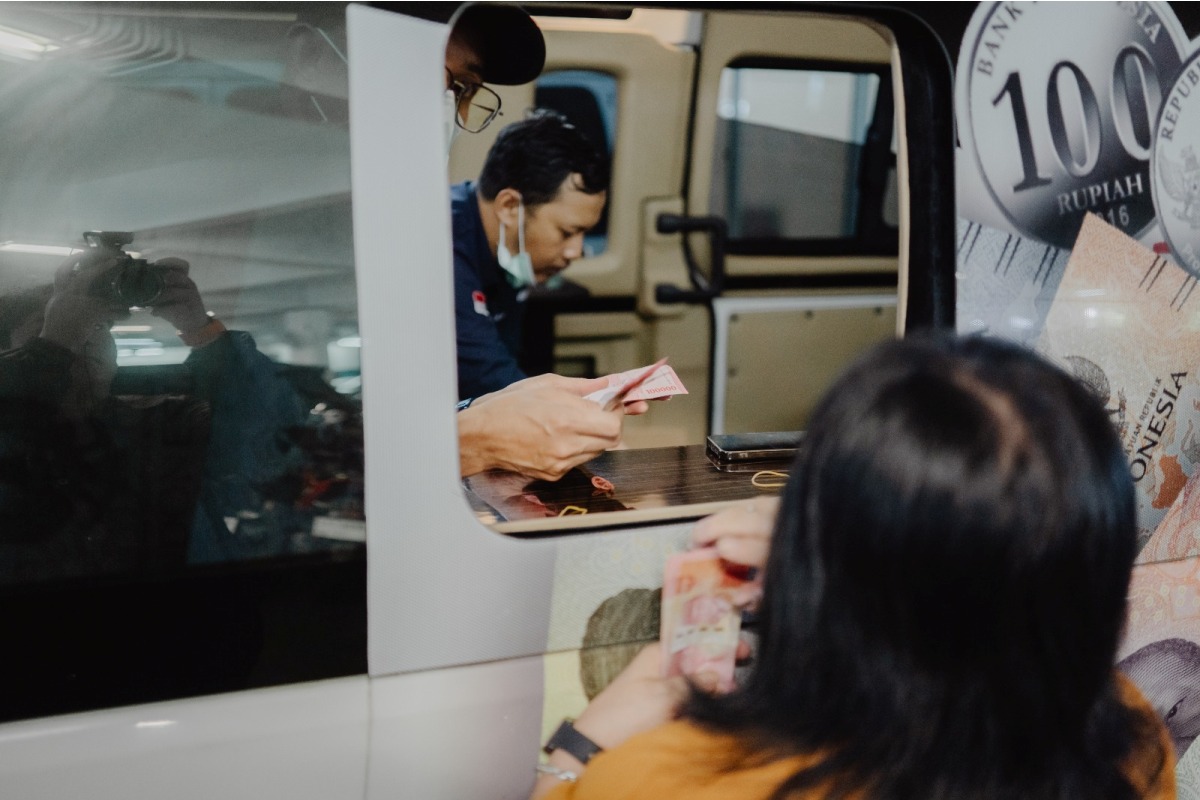 Aktivitas penukaran uang jelang Nataru yang dibuka oleh Bank Indonesia.