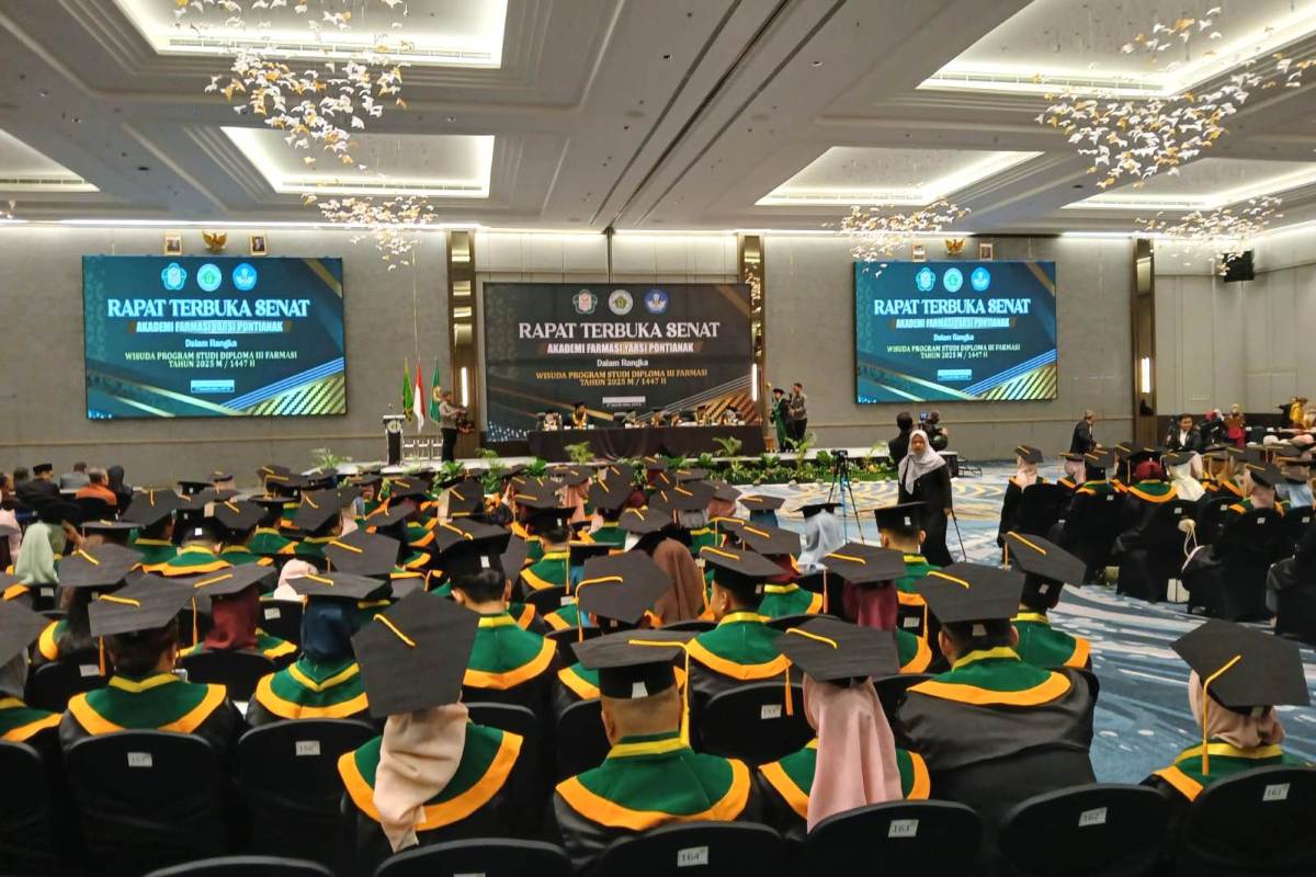 Prosesi Rapat Terbuka Senat dalam rangka Wisuda Program Diploma III Farmasi Tahun Akademik 2024/2025.