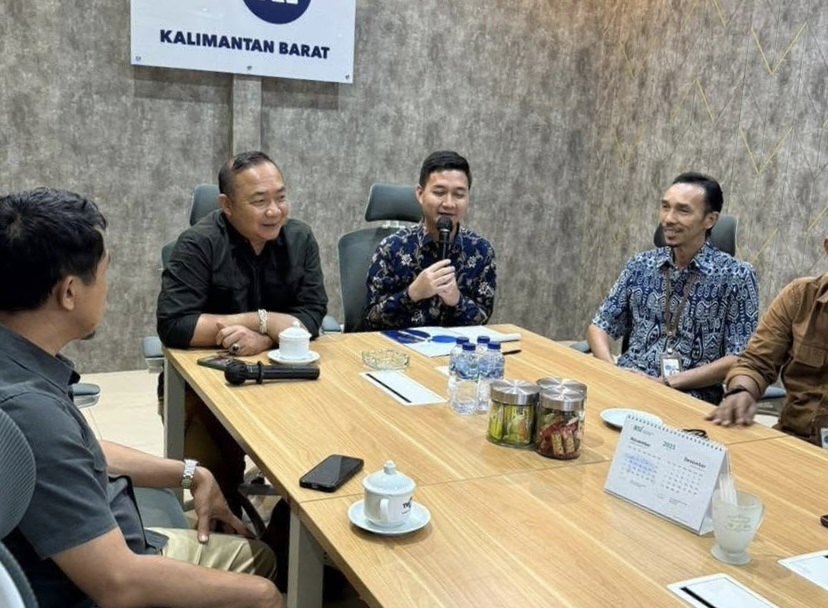 SILATURAHMI : Bupati Ketapang, Alexander Wilyo, diterima pihak manajemen TVRI Kalbar, Selasa (16/12) malam.