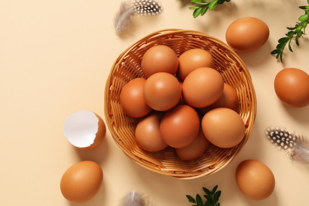 Ilustrasi cara mudah mengupas cangkang telur rebus.