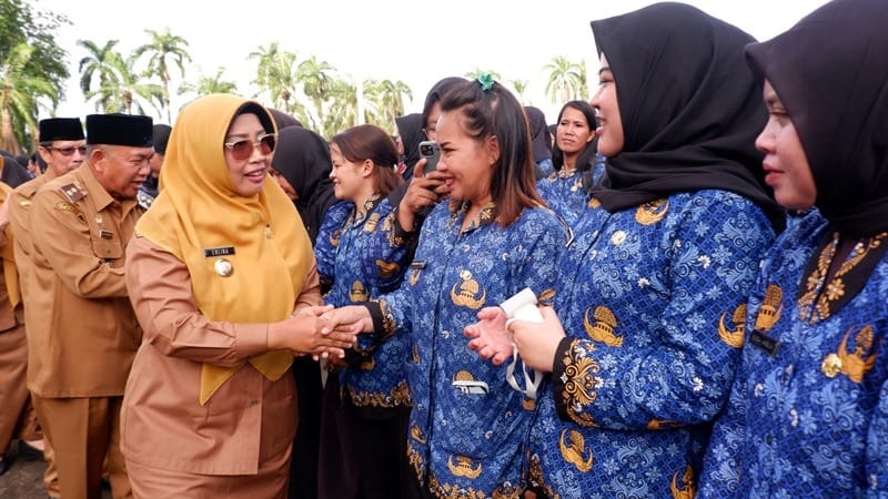 PENGUKUHAN: Bupati Erlina memberikan ucapan selamat kepada PPPK paruh waktu yang telah dikukuhkan.