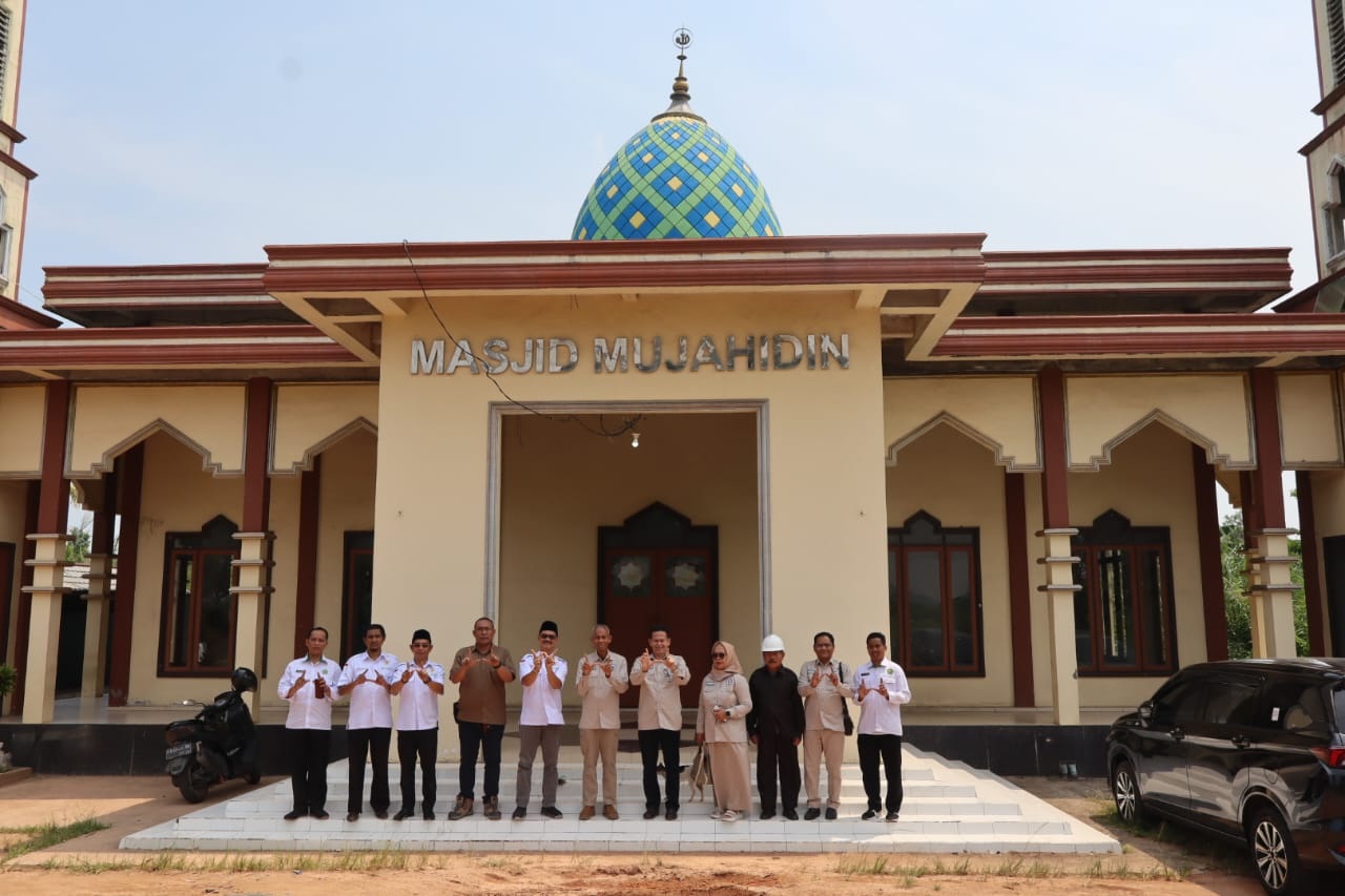 FOTO BERSAMA: Badan Wakaf Indonesia (BWI) Perwakilan Provinsi Kalimantan Barat bersama nazhir Masjid Mujahidin dan manajemen PT Pelabuhan Indonesia (Pelindo) berfoto bersama di depan Masjid Mujahidin