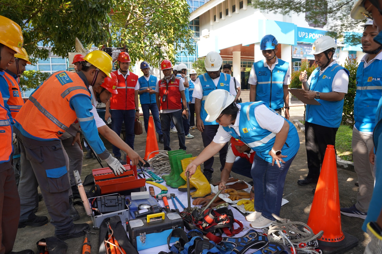 General Manager PLN UID Kalimantan Barat, Maria G.I. Gunawan, sedang melakukan pemeriksaan peralatan petugas Pelayanan Teknik untuk memastikan kelengkapan dan fungsinya