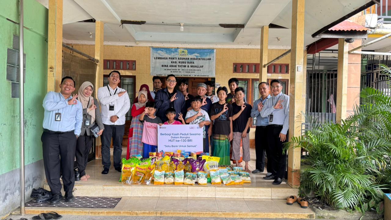 Peringati HUT ke-130, BRI BO Pontianak berbagi kasih kepada anak-anak panti asuhan, bantuan sembako diserahkan oleh oleh Ardika Prasetyo selaku Pemimpin kepada Panti Asuhan Hidayatullah.