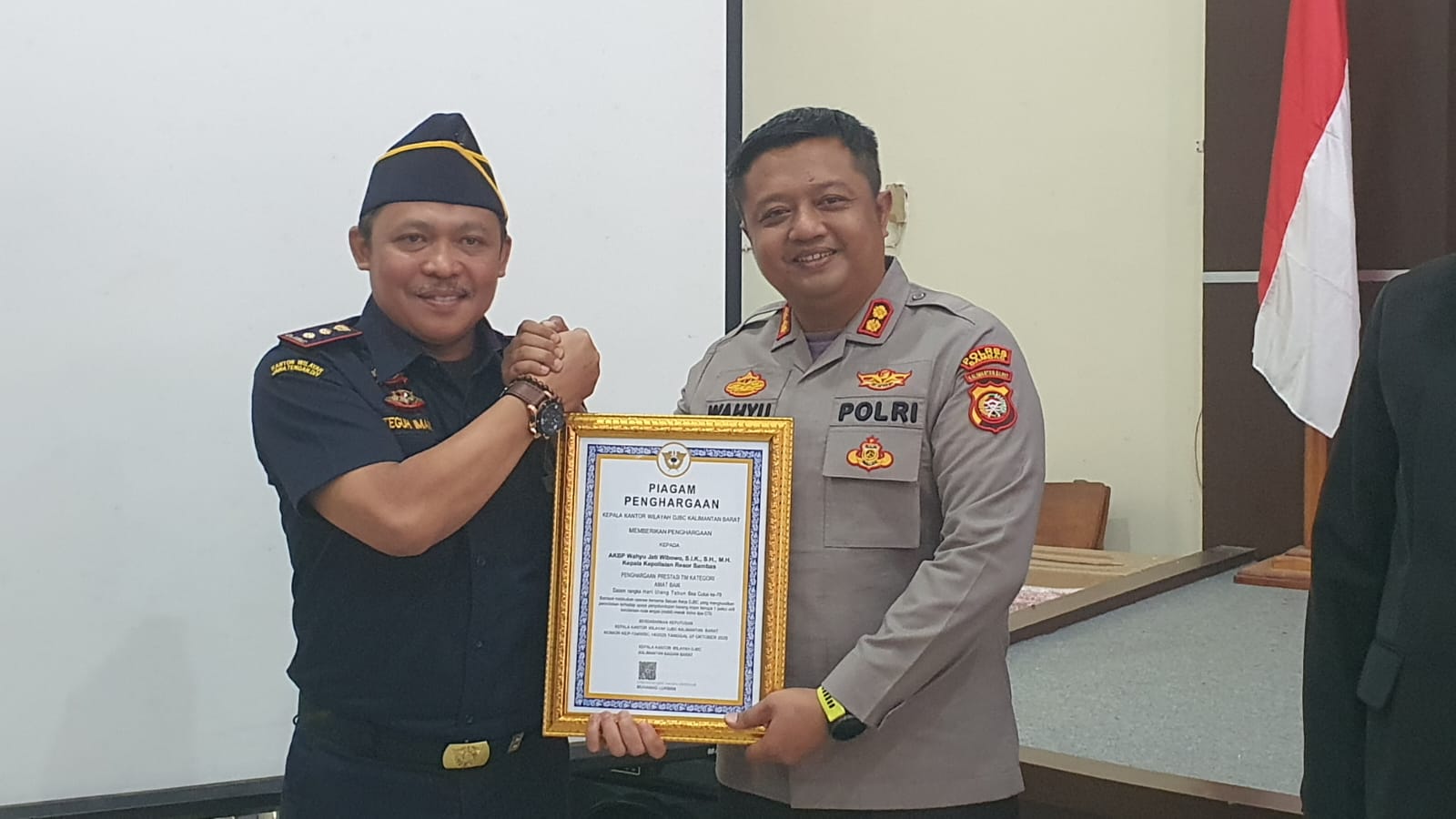 Kapolres Sambas saat terima penghargaan dari Direktorat Jenderal Bea dan Cukai (DJBC) Kalimantan Barat.