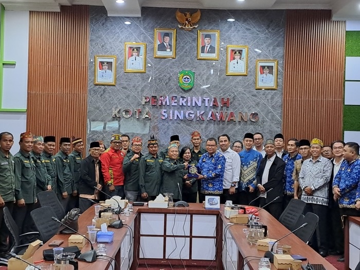 DIABADIKAN: Rombongan FKUB Kabupaten Katingan bersama jajaran Pemkot dan FKUB Kota Singkawang dalam kunjungan kaji tiru pengelolaan toleransi dan kerukunan antarumat beragama.