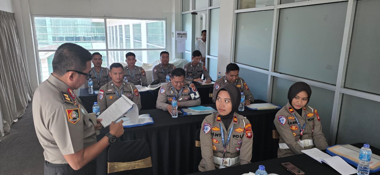 KOMPETENSI : Sejumlah personel Ditlantas Polda Kalbar mengikuti uji kompetensi dalam kegiatan sertifikasi mandiri petugas penindakan pelanggaran lalu lintas di Pontianak, Rabu (17/12).