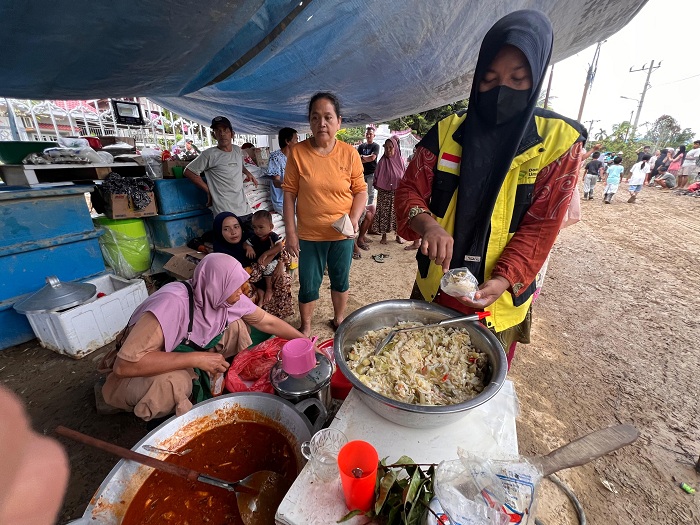DAPUR UMUM: Dompet Ummat membangun dapur umum untuk membantu masyarakat terdampak banjir dan tanah longsor di Tanjung Karang, Kecamatan Karang Baru, Kabupaten Aceh Tamiang, Aceh.