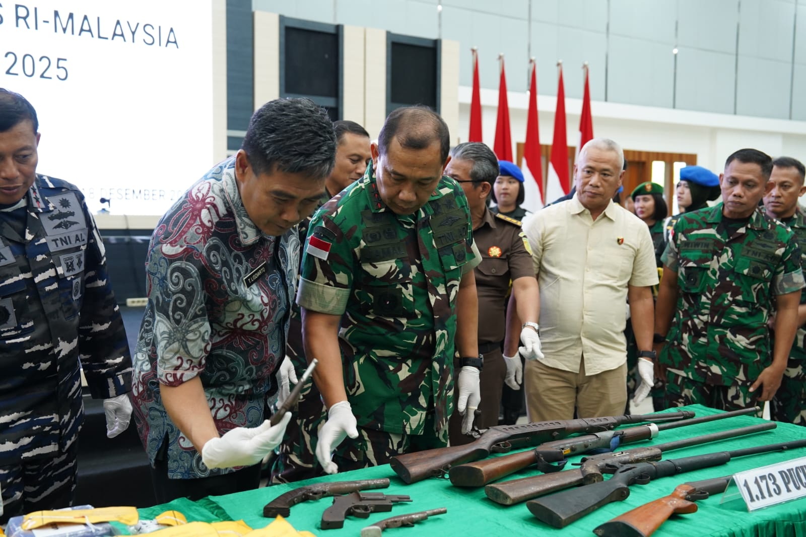 PEMUSNAHAN: Pangdam XII Tanjungpura memimpin pemusnahan 30,3 kilogram narkotika jenis sabu, puluhan pil ekstasi, dan lebih dari seribu pucuk senjata api rakitan, Kamis (18/12).