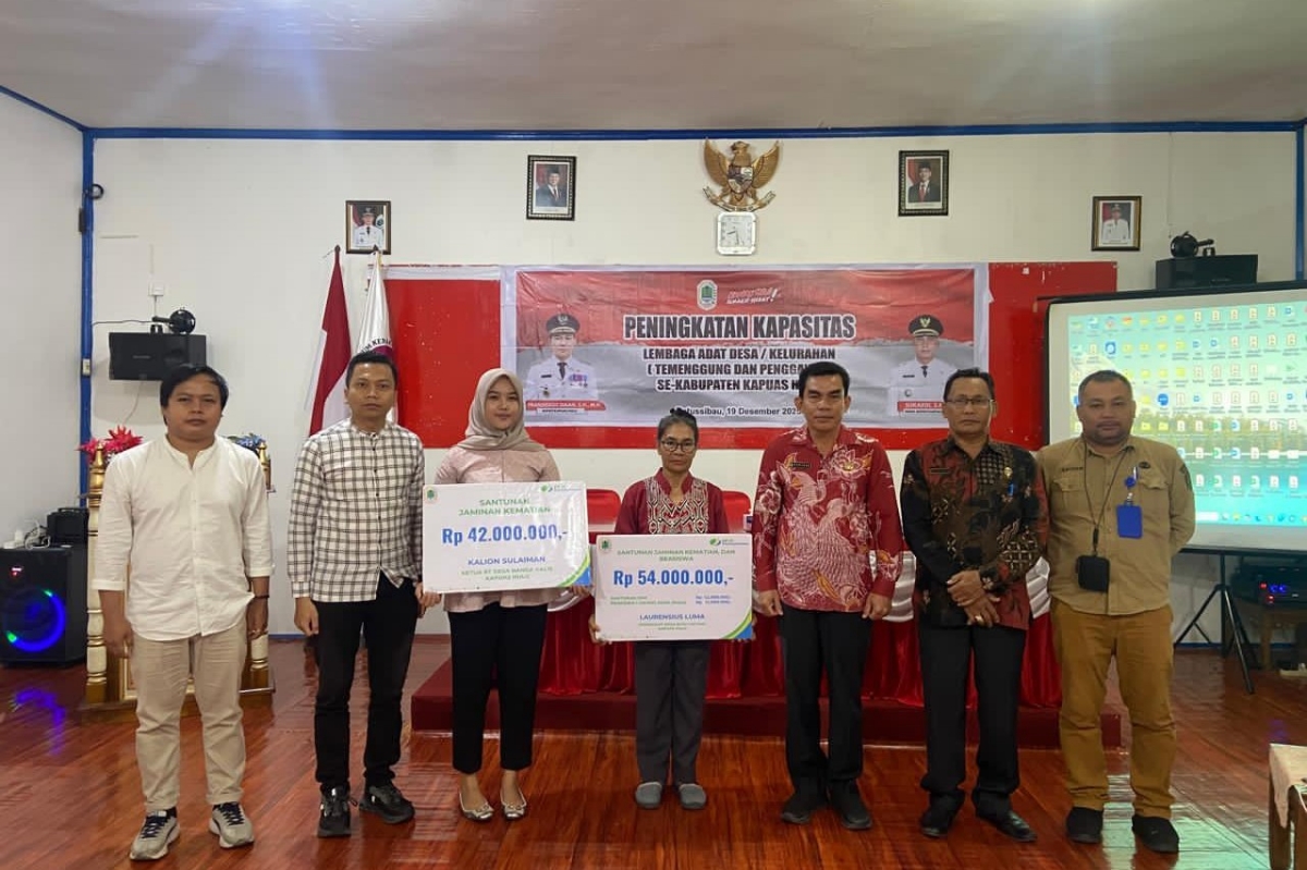 Ahli waris perangkat desa di Kapuas Hulu saat menerima santunan JKM dari BPJS Ketenagakerjaan Kapuas Hulu.