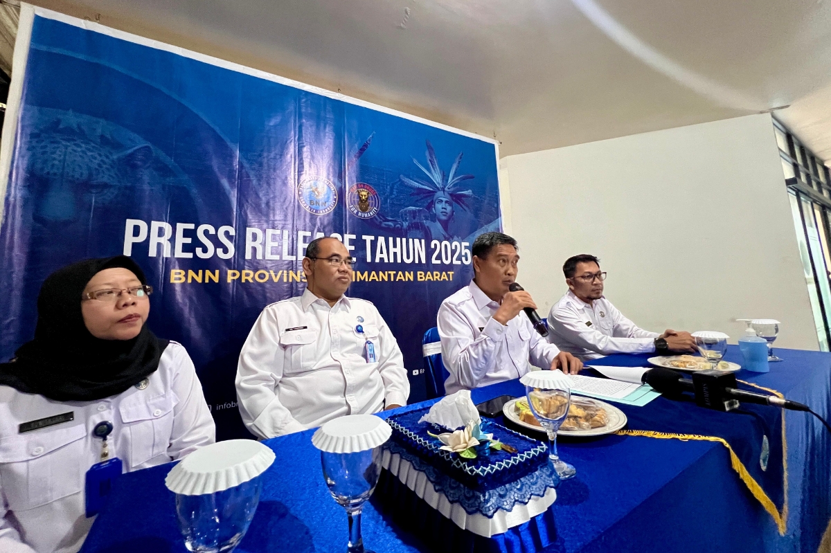 Kepala BNNP Kalbar Brigjen Pol Totok Lisdiarto (tengah) memaparkan pengungkapan sejumlah kasus narkotika saat press release akhir tahun 2025, Jumat (19/12).