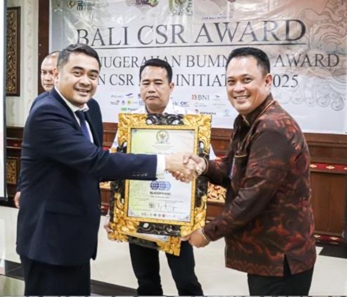 Rusdi Palureng, Kepala Cabang PT SUCOFINDO Denpasar saat menerima penghargaan Gold Award pada ajang BUMN CSR Award 2025.