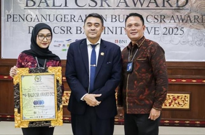 Rusdi Palureng, Kepala Cabang PT SUCOFINDO Denpasar saat menerima penghargaan Gold Award pada ajang BUMN CSR Award 2025.