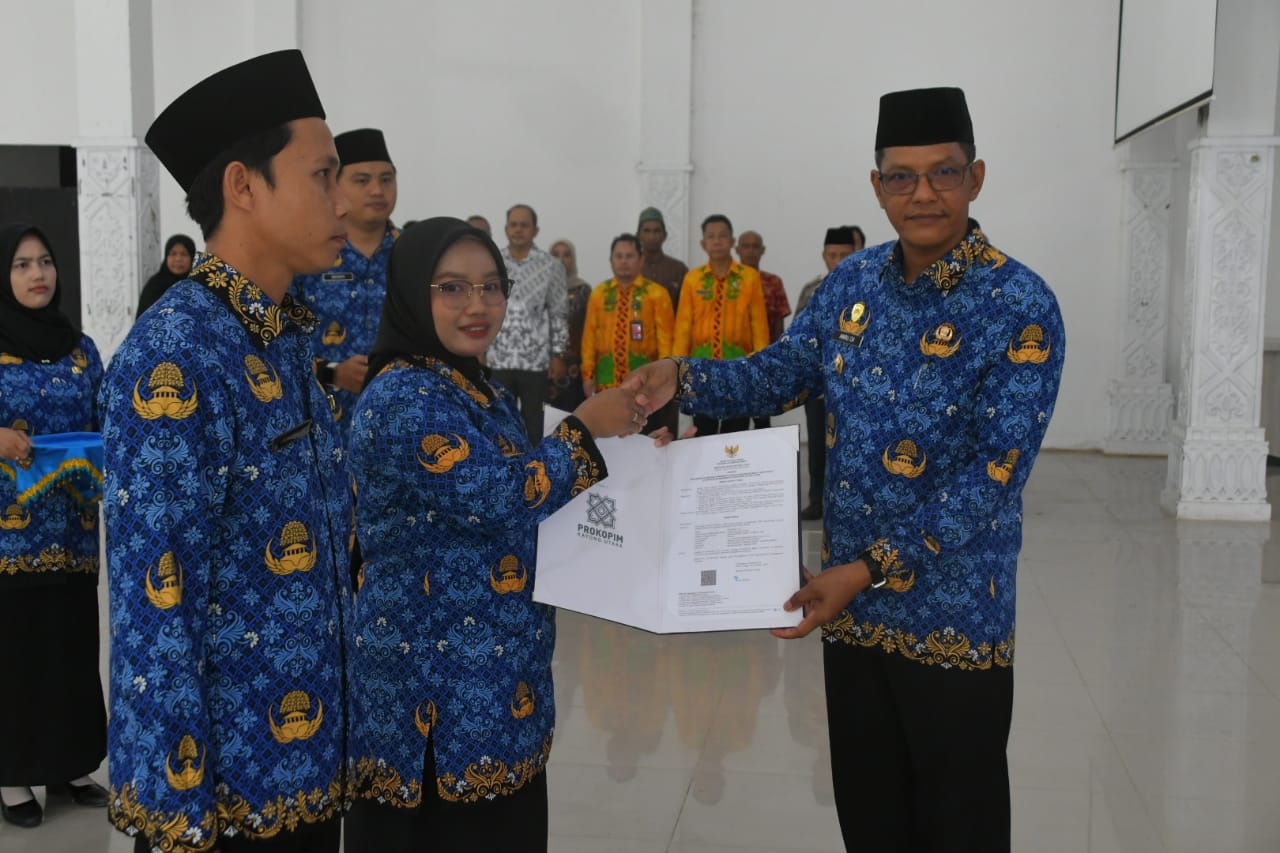 PELANTIKAN : Kegiatan Pelantikan Perjanjian Kerja (PPPK) Paruh Waktu Formasi Tahun 2025  di Pendopo Bupati Kayong Utara, Sukadana, Kamis (18/12).