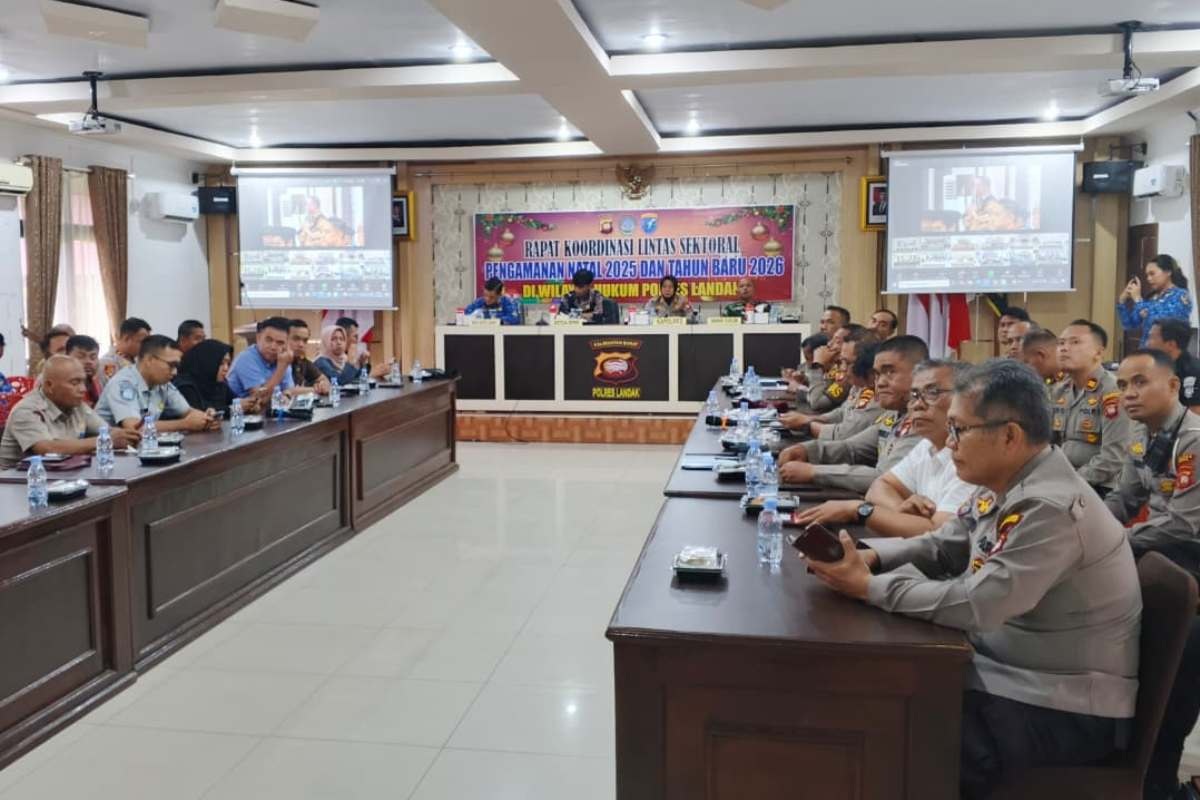 KOORDINASI: Rakor lintas sektoral secara daring di aula BKPM Polres Landak pada Rabu (17/12).