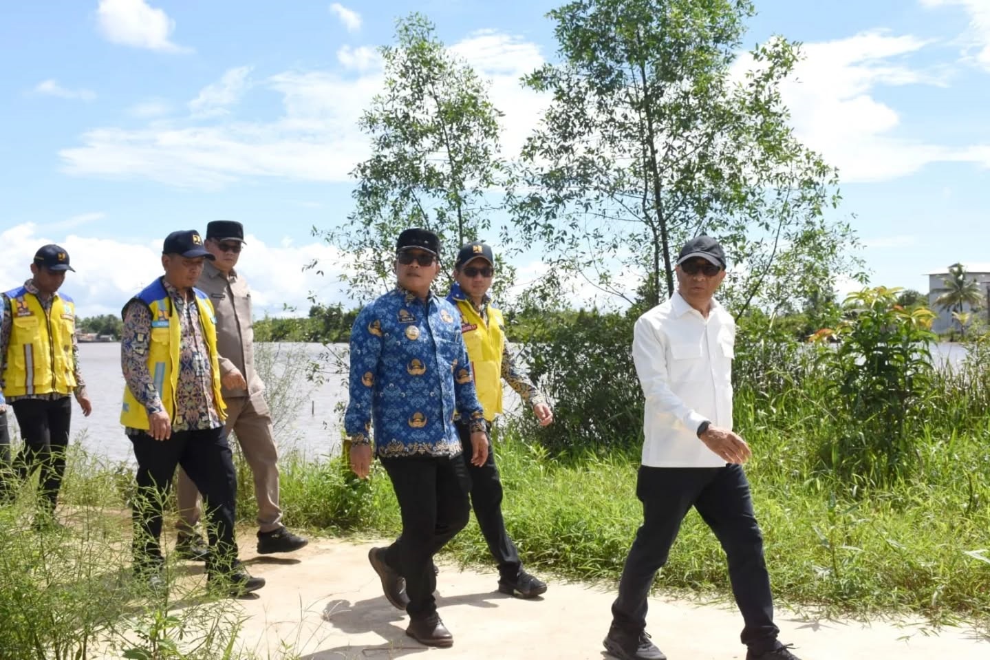 TINJAU: Bupati Kubu Raya Sujiwo bersama Anggota Komisi V DPR RI Syarif Abdullah Alkadrie meninjau situs cagar budaya Keraton Kerajaan Kubu.