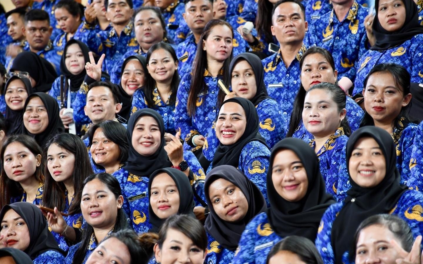 GEMBIRA: Wajah bahagia para penerima SK PPPK Paruh Waktu Kabupaten Sintang di Indoor Apang Semangai, Sintang pada Rabu (17/12).