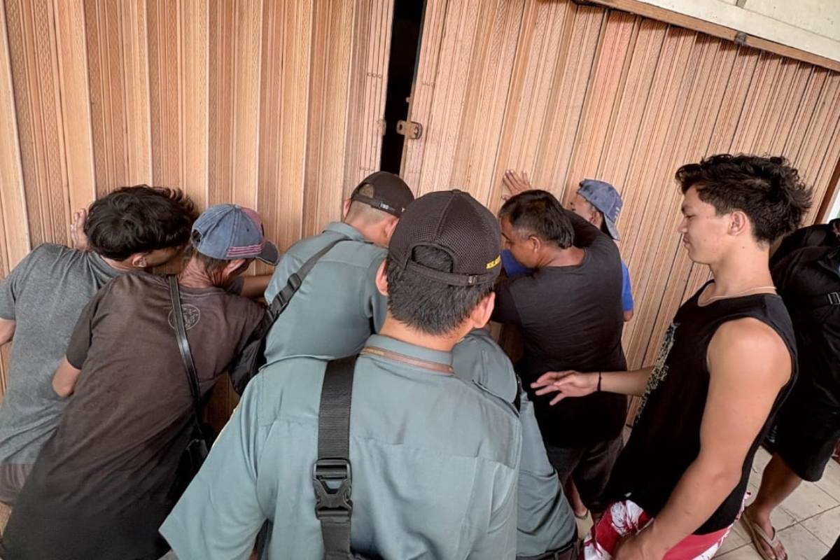 Pengadilan Negeri Putussibau saat melakukan eksekusi pengosongan rumah milik warga Kelurahan Kedamin Hulu Kecamatan Putussibau Selatan.