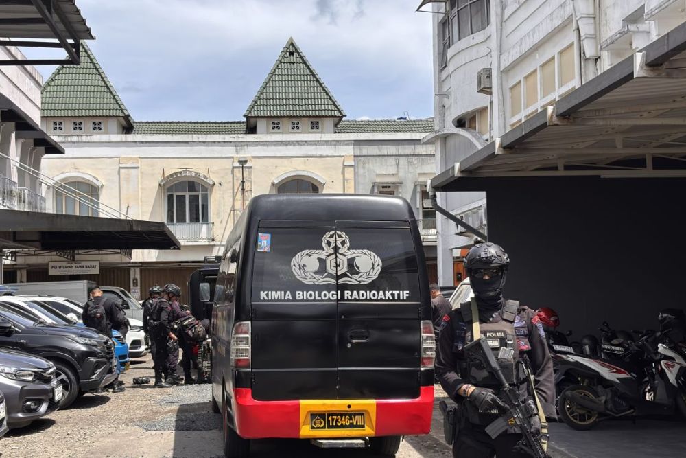 Tim dari Unit Penjinak Bom (Jibom) Satuan Brimob Polda Jabar saat mendatangi lokasi penemuan diduga bom di kawasan Ruko Baranangsiang, Kosambi, Kota Bandung, Jawa Barat, Jumat (19/12/2025).