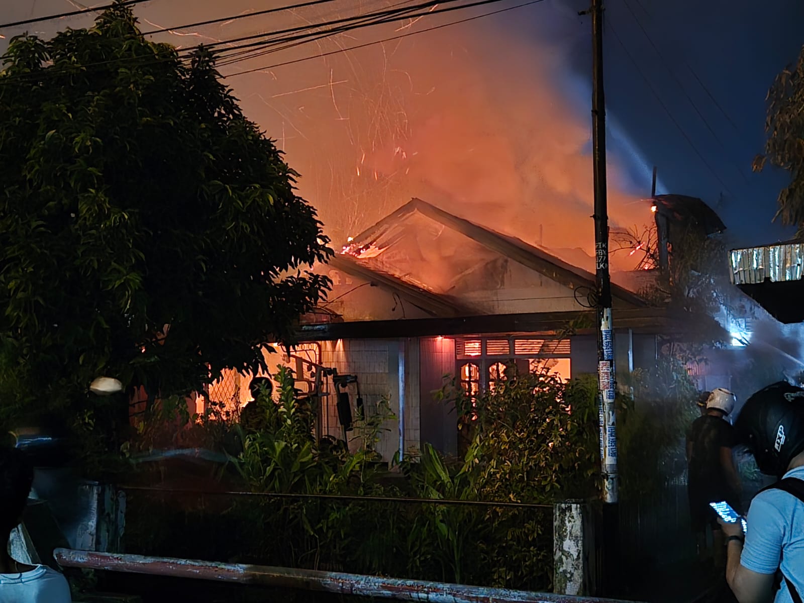 Petugas pemadam kebakaran memadamkan api di Jalan Beringin, Gang Sa&rsquo;aman, Pontianak, Sabtu (19/12).