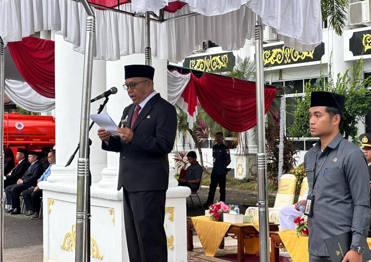 UPACARA: Wabup Juli Suryadi saat memimpin upacara peringatan Hari Bela Negara ke-77