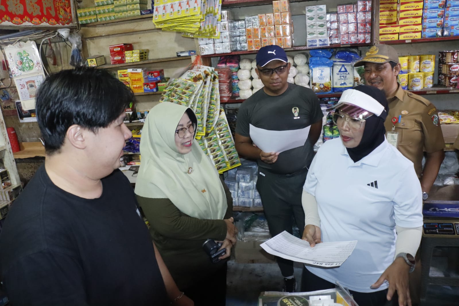 PANTAU: Dandim Mempawah mendampingi Bupati dan OPD memantau ketersediaan pangan belum lama ini.