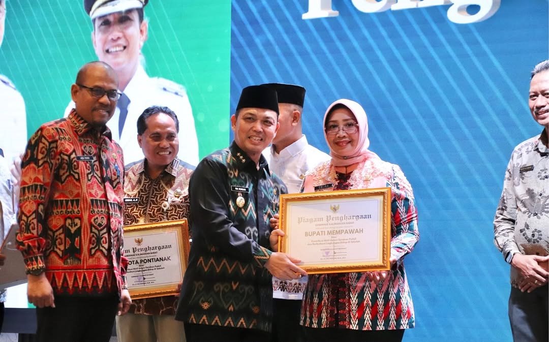 ADIWIYATA: Bupati Erlina menerima penghargaan Adiwiyata dari Gubernur Kalbar, Ria Norsan.