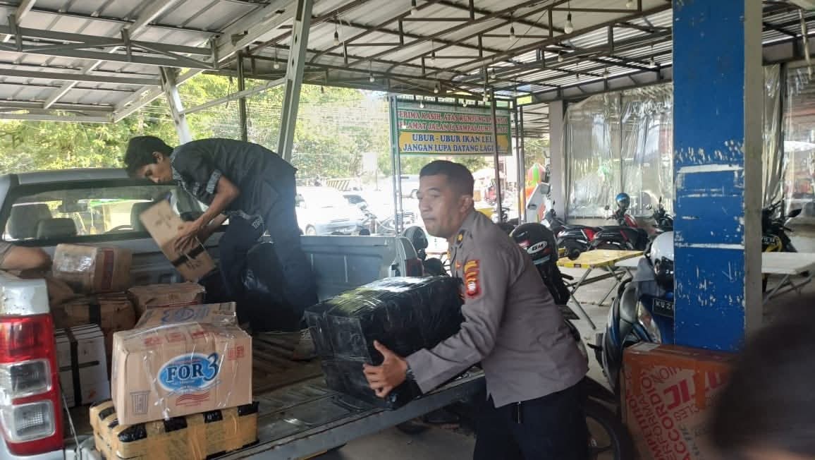 BANTUAN: Personel Polres Singkawang menyiapkan bantuan kemanusiaan untuk korban banjir dan erupsi Gunung Semeru sebelum dikirim ke daerah terdampak.