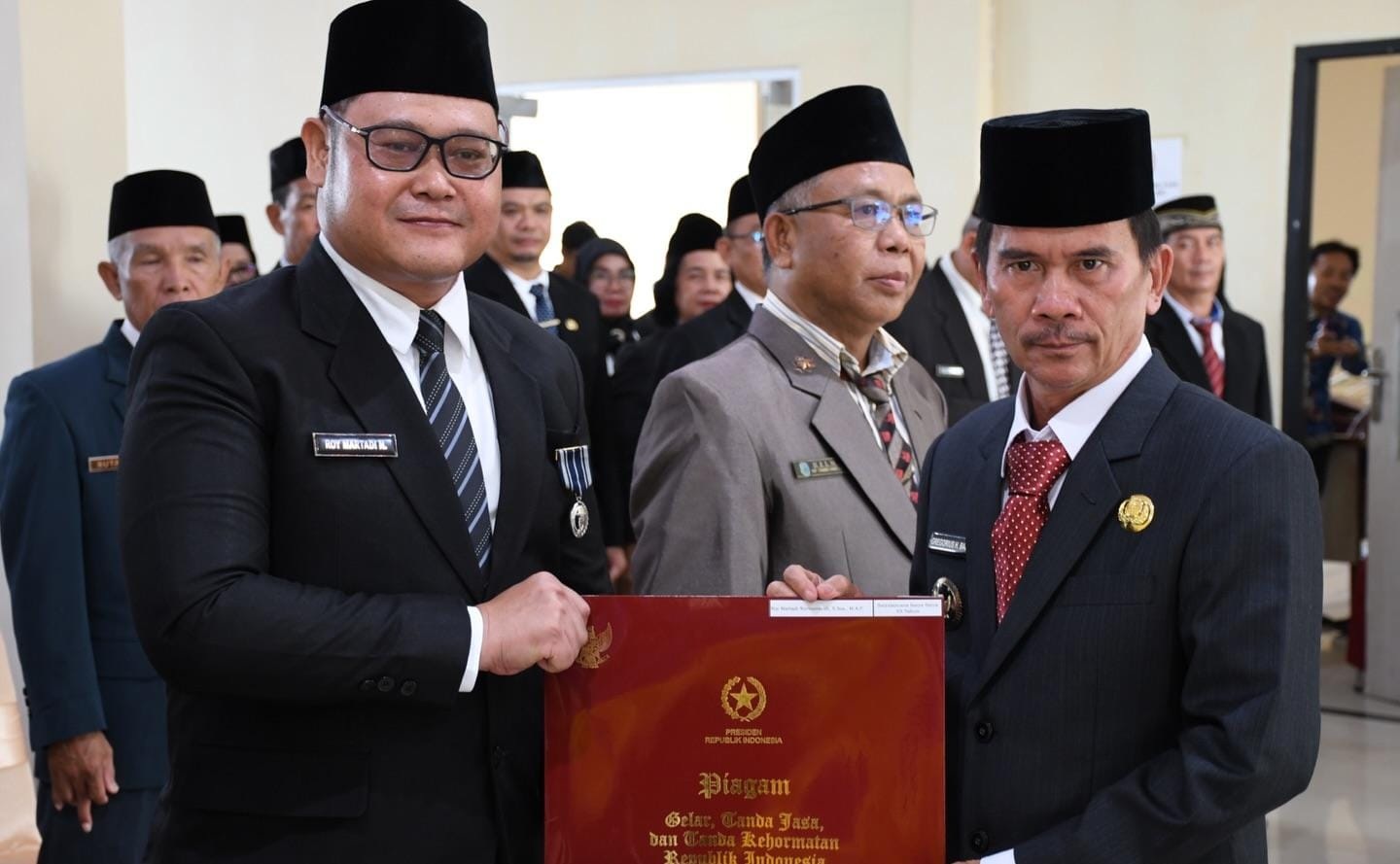 SERAHKAN: Bupati Sintang Gregorius Herkulanus Bala menyerahkan Satyalancana Karya Satya kepada ASN sekaligus menyampaikan amanat Hari Bela Negara ke-77 Tahun 2025 di Sintang.