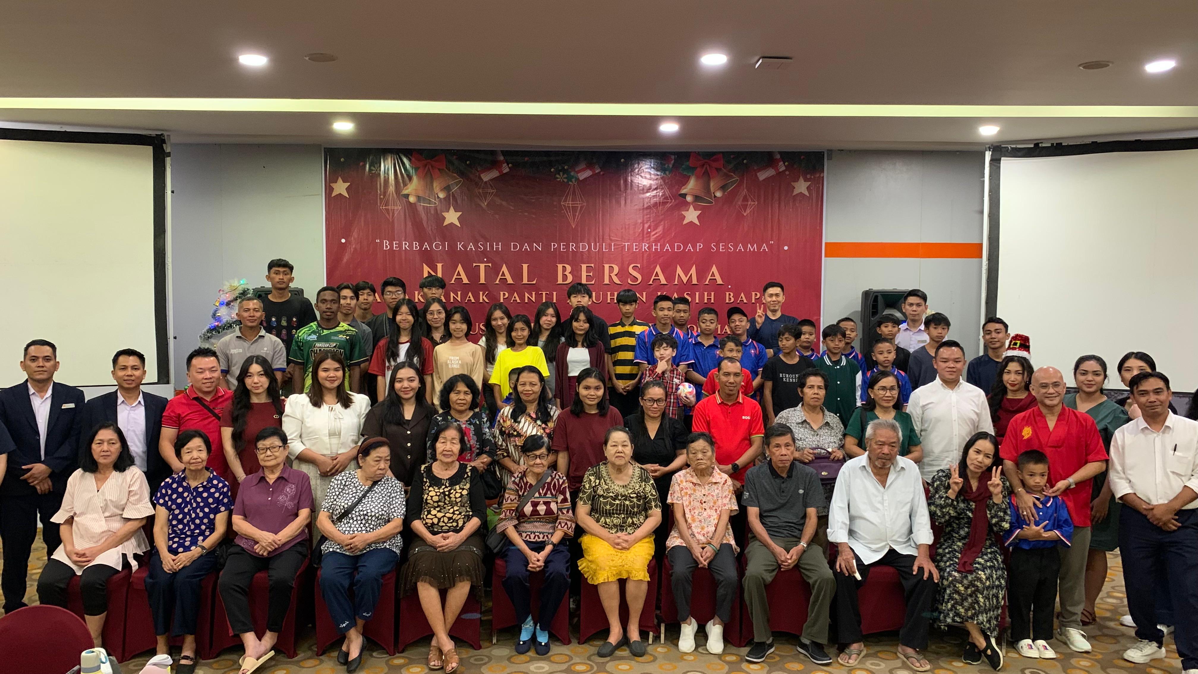 BERSAMA: GM Vincent Gunawan bersama manajemen Harris Hotel Pontianak berfoto bersama anak-anak Panti Asuhan Kasih Bapa usai kegiatan Natal Bersama, Kamis (18/12).