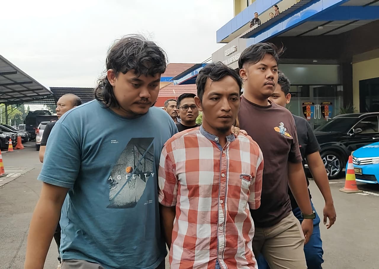 KABUR TIGA HARI: S, terduga pelaku pembunuhan Faradila Amalia Najwa, diantarkan oleh tim Unit Jatanras menuju ruang Ditreskrimum setelah tiba di Mapolda Jatim, kemarin (19/12) sore.