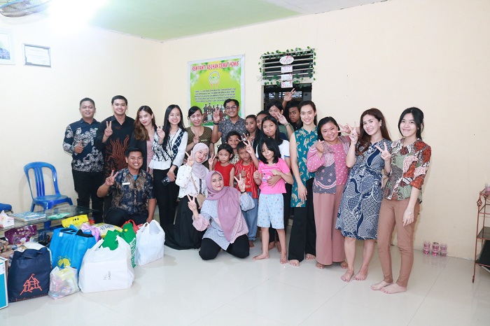 Semangat kebersamaan dalam aksi sosial Borneo Hotel Pontianak di Panti Asuhan Oemat Honis, berbagi kebahagiaan dengan anak-anak.