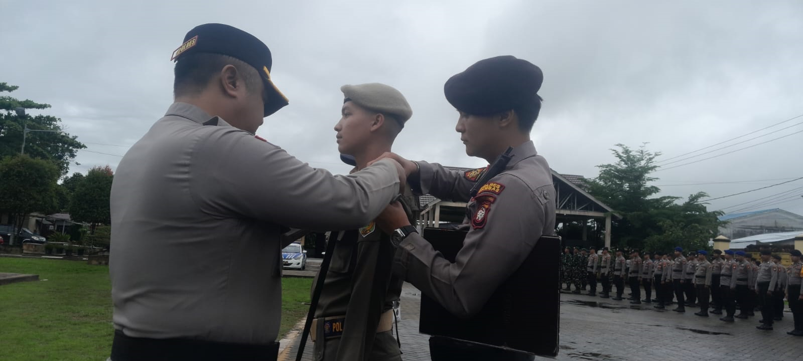 GELAR PASUKAN: Kapolres Sambas saat memasangkan pita kepada perwakilan personil yang akan turun dalam Operasi Lilin Kapuas di Kabupaten Sambas.