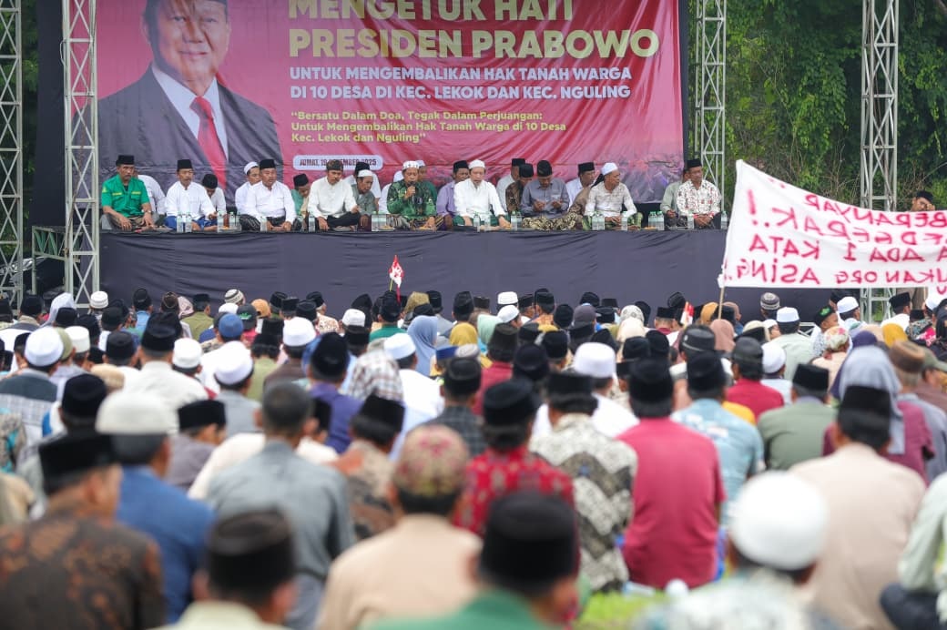 MINTA TOLONG NEGARA: Istighosah yang diikuti ribuan warga di lapangan Semongkrong, Desa Pasinan, Kecamatan Lekok, Kabupaten Pasuruan, Jumat (19/12) siang. Aksi itu dilakukan untuk mengetuk hati pemeri