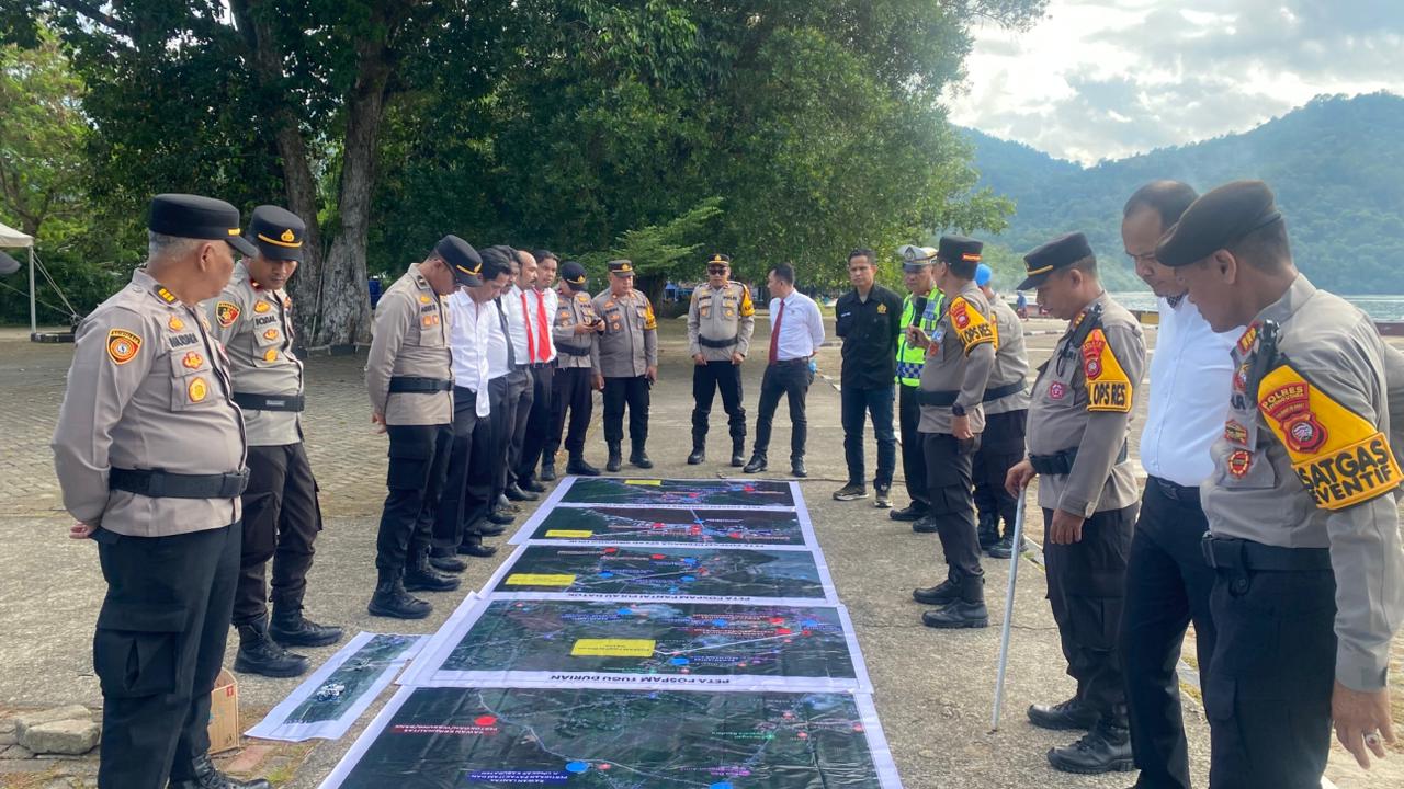ARAHAN : Wakapolres Kayong Utara, Kompol Dr. Denny Satria,  memberikan arahan kepada personel saat pelaksanaan Tactical Floor Game Operasi Lilin Kapuas 2025 di Pelantaran Pantai Pulau Datok.