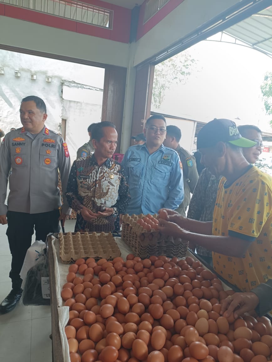 TINJAU: Bupati Sintang Gregorius Herkulanus Bala bersama Kapolres Sintang AKBP Sanny Handityo meninjau ketersediaan sembako di salah satu agen di Kota Sintang, Kamis (18/12).