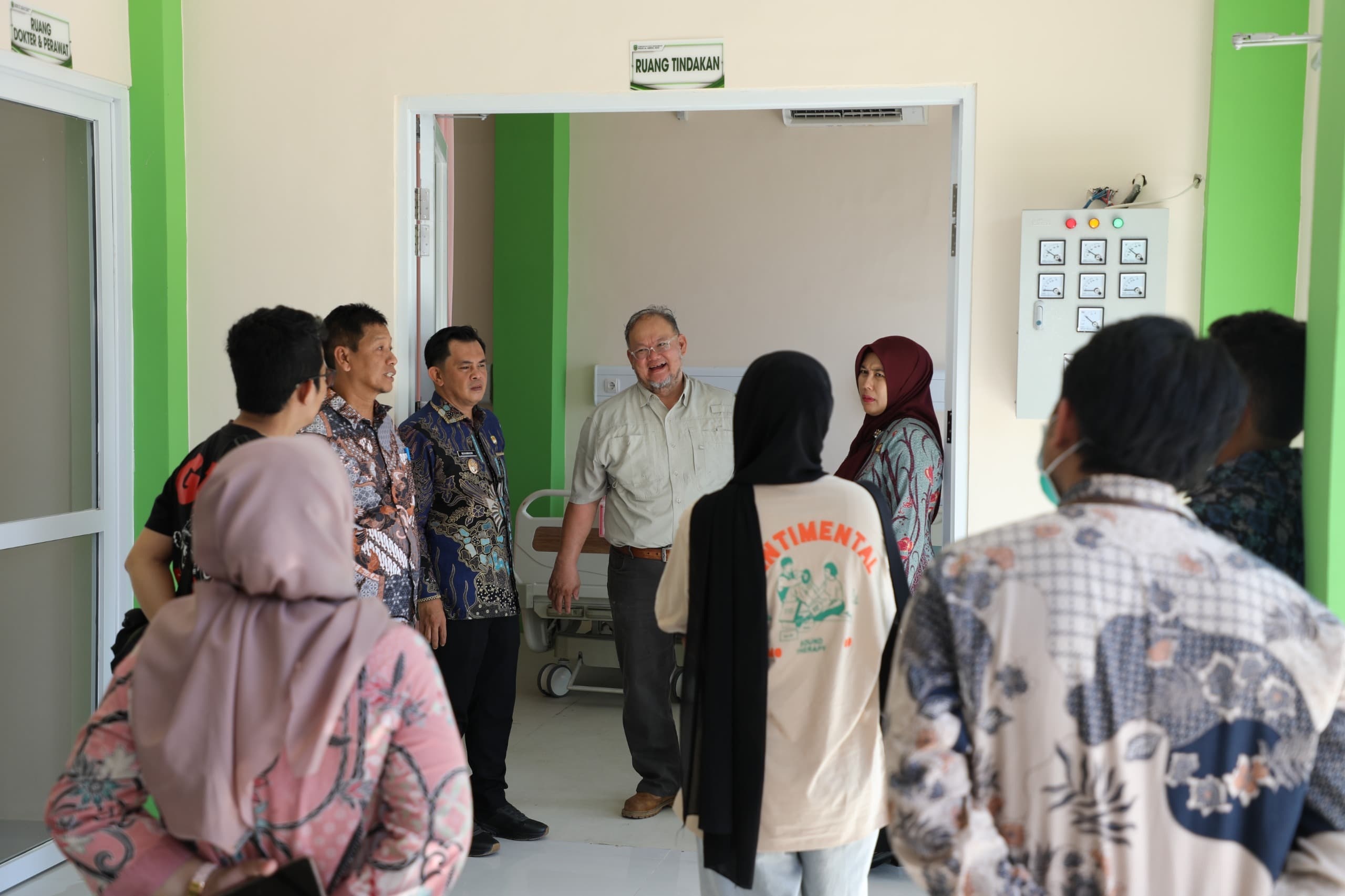 TINJAU: Wakil Wali Kota Singkawang Muhammadin meninjau kesiapan layanan jantung dan ruang kemoterapi di RSUD Abdul Aziz Singkawang, Jumat (19/12).