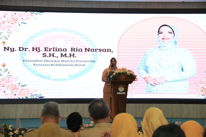 ARAHAN: Hj. Erlina Norsan menyampaikan arahan pada peringatan HUT ke-26 Dharma Wanita Persatuan Provinsi Kalimantan Barat di Aula Garuda Kantor Gubernur Kalbar, Senin (15/12).