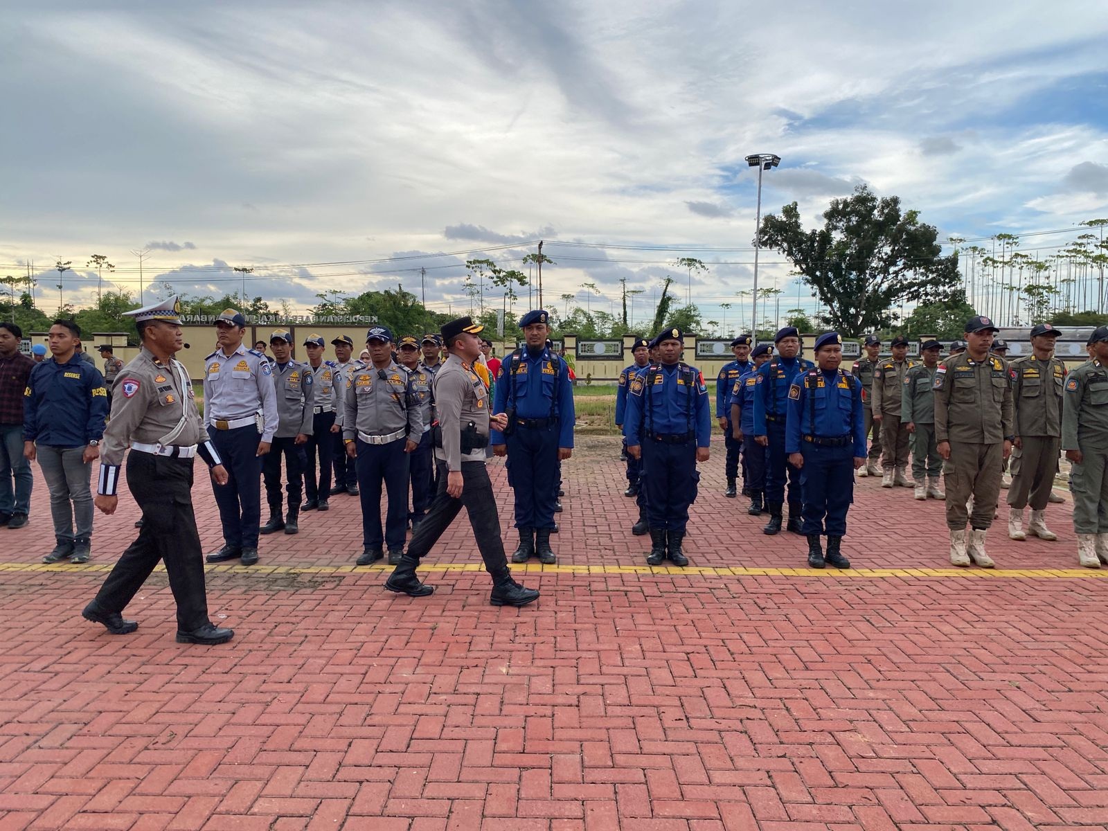 INSPEKSI PASUKAN: Kapolres Kubu Raya AKBP Kadek Ary Mahardika menginspeksi pasukan saat Apel Operasi Lilin Kapuas 2025 di Lapangan Apel Polres Kubu Raya, Jumat (19/12).