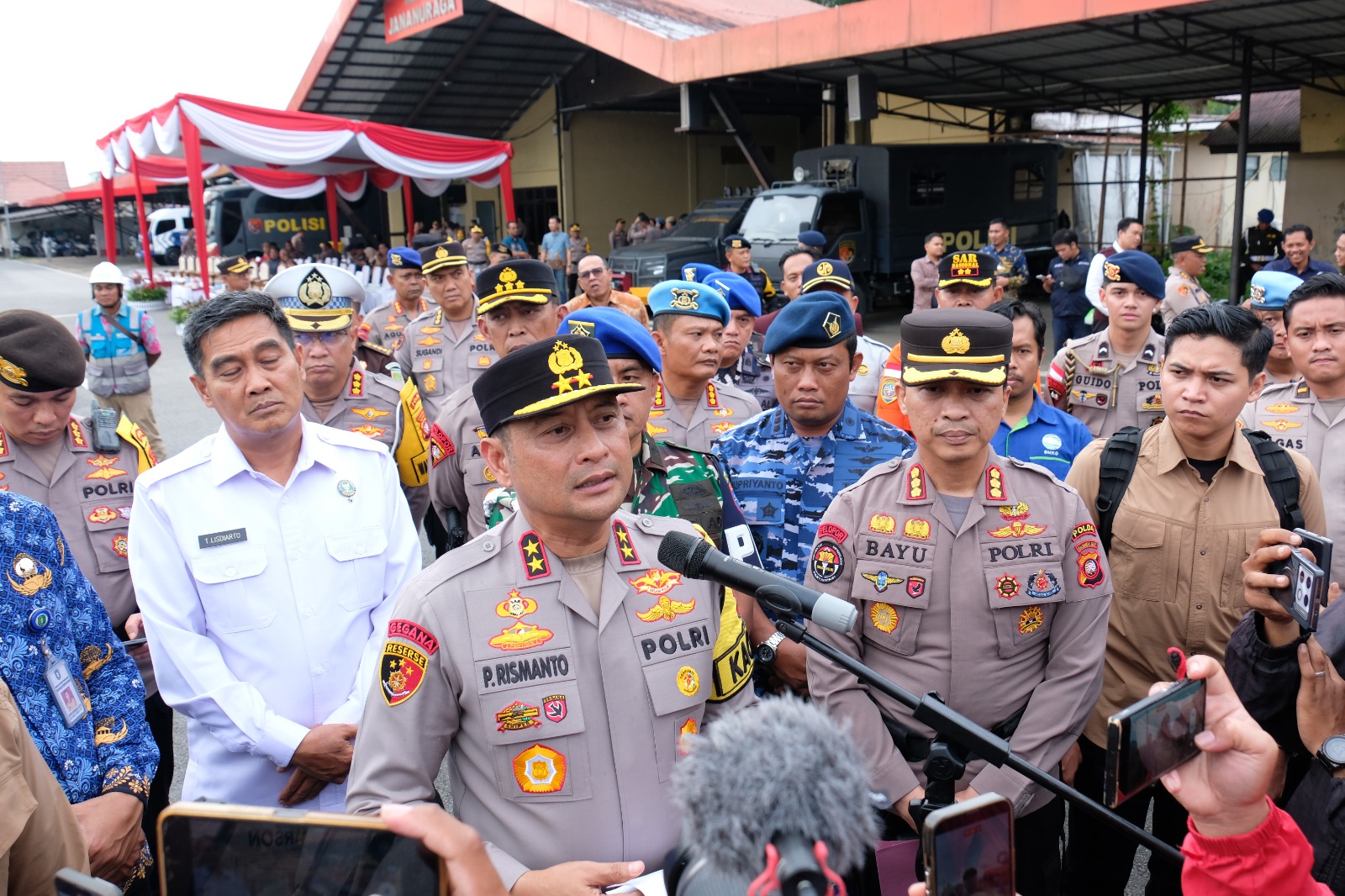 BERI KETERANGAN: Kapolda Kalbar Irjen Pol Pipit Rismanto memberikan keterangan kepada awak media usai memimpin Apel Gelar Pasukan Operasi Lilin Kapuas 2025 di Mapolda Kalbar, Pontianak, Jumat (19/12).
