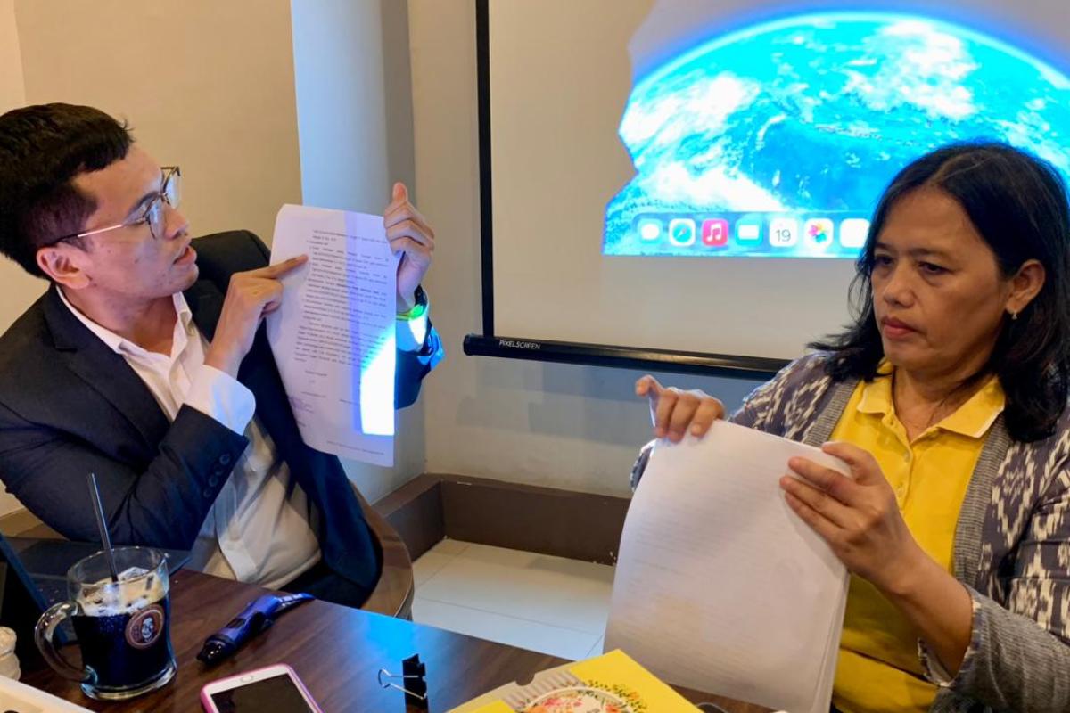 Kuasa Hukum Korban Zahid Johar Awal, bersama Direktur CV Swan, Natalria Tetty Swan, memberikan keterangan kepada awak media terkait putusan praperadilan kasus proyek pipa PDAM Kubu Raya, Jumat (19/12)