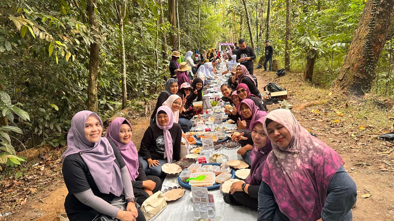Alumni Fakultas Kehutanan Untan mengikuti lomba saprahan di Arboretum Sylva Untan, Sabtu (20/12).