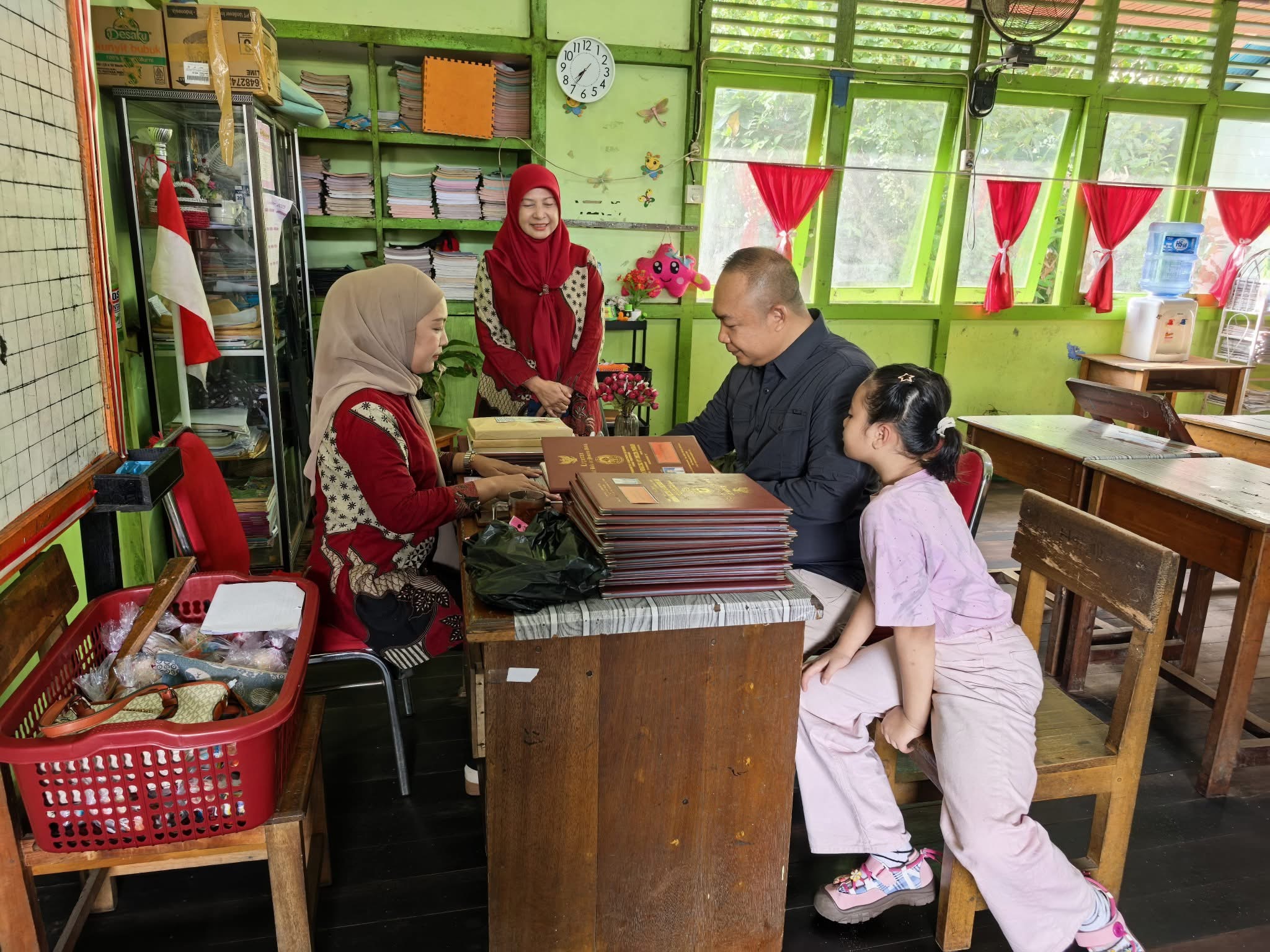 RAPOR : Bupati Ketapang, Alexander Wilyo, mengambil rapor milik putrinya di SDN 07 Delta Pawan, Jumat (19/12).