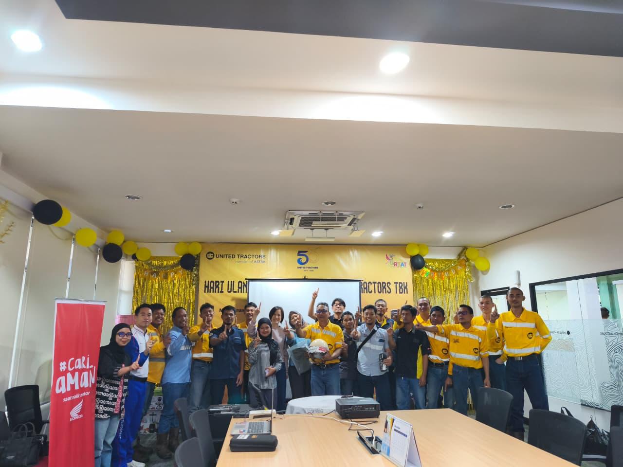 Astra Motor Kalimantan Barat menggelar Seminar Safety Riding di PT United Tractors guna mendorong penerapan budaya #Cari_aman dalam aktivitas berkendara sehari-hari.
