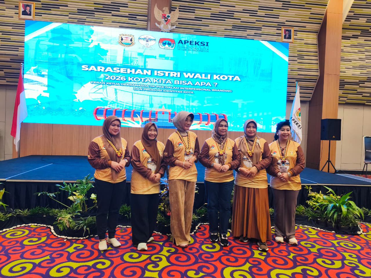 Ketua TP PKK Kota Pontianak, Yanieta Arbiastutie Kamtono dalam Sarasehan Istri Wali Kota se-Indonesia yang digelar di Ballroom Hotel Novotel, Bandar Lampung, Sabtu (20/12).