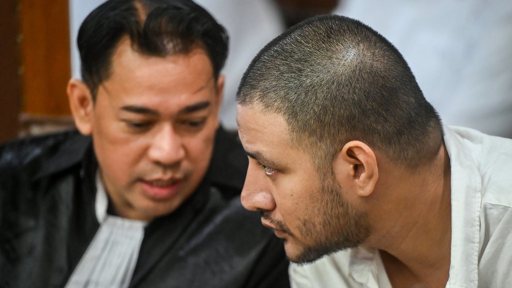 Ammar Zoni (kanan) berbincang dengan kuasa hukumnya.