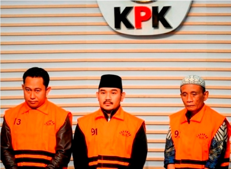 Bupati Bekasi Ade Kuswara Kunang (tengah) bersama ayahnya H.M. Kunang (kanan) dan pihak swasta Sarjan (kiri) dihadirkan di Gedung KPK, saat konferensi pers, Sabtu (20/12).