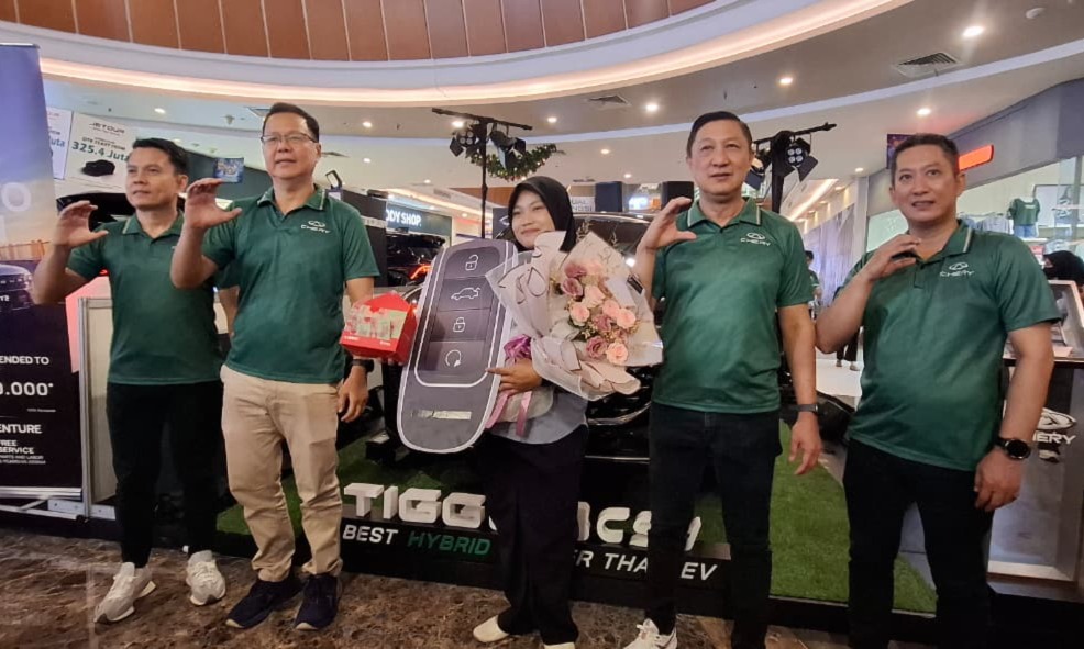 LUNCURKAN : Peluncuran Chery TIGGO 8 CSH PHEV Comfort dalam pameran otomotif yang digelar di Ayani Mega Mall Pontianak, Kamis (19/12) malam.