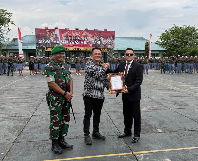 Kepala SUCOFINDO Cabang Denpasar, Rusdi Palureng menerima penghargaan dari Anggota DPD RI Utusan Bali, Shri I Gusti Ngurah Arya Wedakarna atas dukungan yang diberikan.